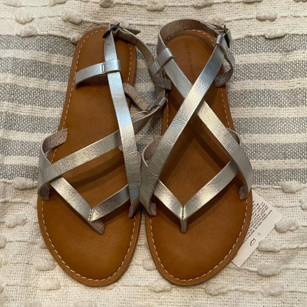 Amazon Essentials Women's Casual Strappy Sandal Silver metallic NWT Size 8